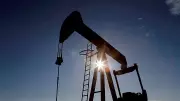 Crude Oil Falls 2% in Futures Trade Amid Weak Global Cues