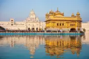 Girls in Khalsai Bana with Hawks at Golden Temple Plaza Go Viral
