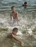 Heat wave persists in UP, Banda records 43.2°C, rain brings sultry conditions