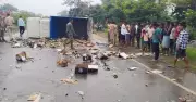 Liquor-Laden Van Overturns in Jharkhand, Villagers Loot Bottles