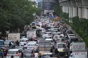 Noida's Vishwakarma Road: 40-Foot Wide Corridor Faces Daily Gridlock Despite Measures