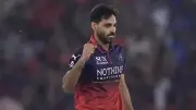 RCB Coach Flower Echoes Karthik's Praise for Bhuvneshwar Kumar's Bowling Art