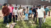 Yamunanagar MC Commissioner Cleans Waste to Promote Cleanliness Awareness