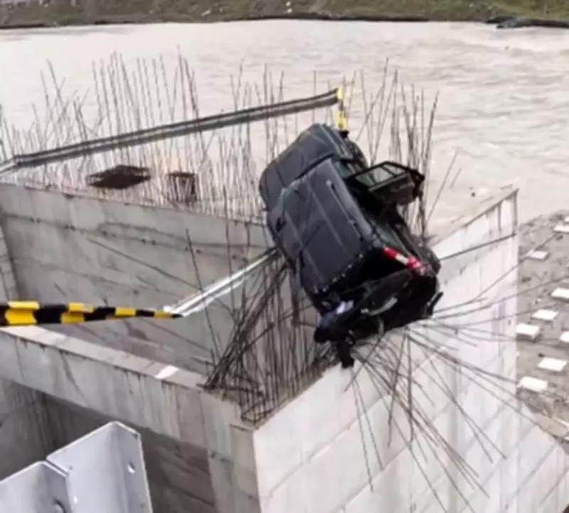 Atal Tunnel Horror: Scorpio Hangs from Bridge Pillar, Iron Rods Pierce SUV, Rajasthan Man Killed