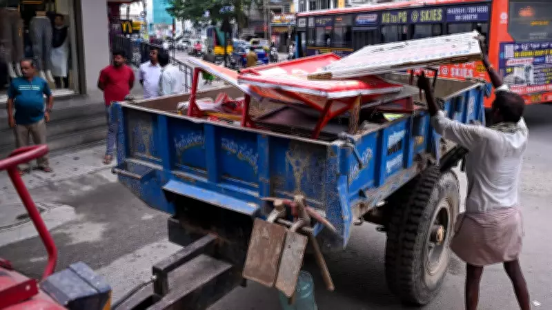 Bengaluru street vendors question selective footpath crackdown