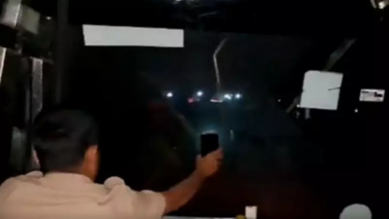 Karnataka bus runs without headlights, driver uses mobile torch; JDS slams Congress